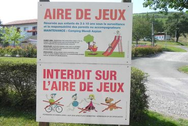 panneau règlementation de l'air de jeu - camping Mendi Azpian