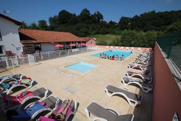 piscine et transats- camping Mendi Azpian