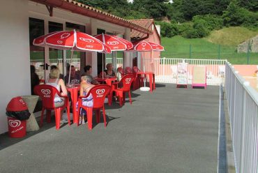terrasse en face de la piscine - camping Mendi Azpian